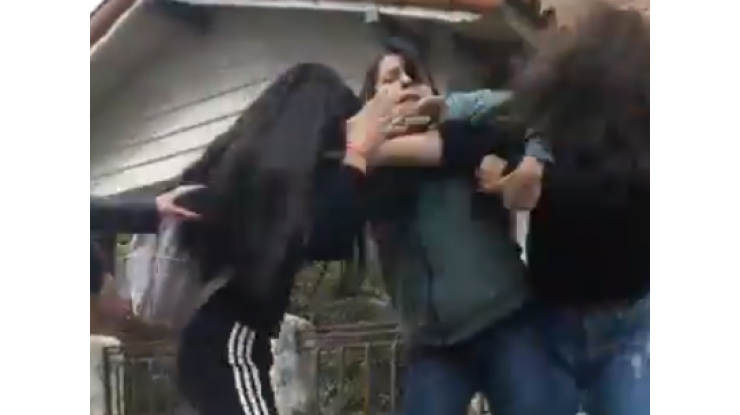 Brutal paliza en la puerta de un colegio